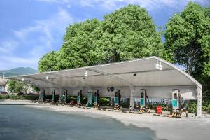 旅游景區(qū)充電樁遮陽停車棚應用